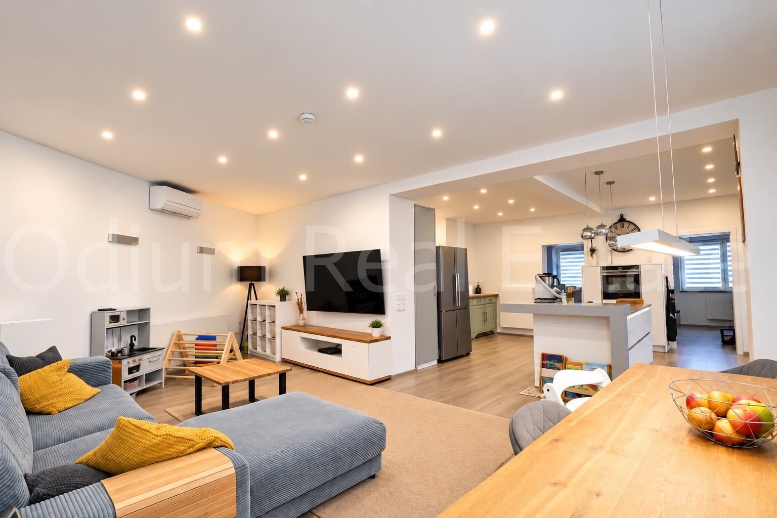Großzügige 4-Zimmer-Wohnung mit Terrasse und hochwertiger Ausstattung Großzügige 4-Zimmer-Wohnung mit Terrasse und hochwertiger Ausstattung
